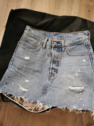 Falda vaquera Levi's desgastada