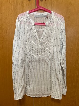 Blusa blanca con estampado azul