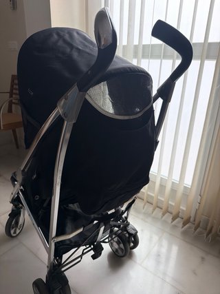 Silla de paseo Icoo negra y plastico para silla