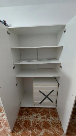 Armario blanco de madera