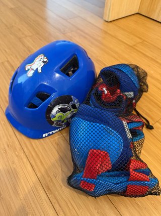 Casco y protecciones patinaje infantil