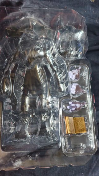 Cajas NECA Gargoyles y Dinosaurios
