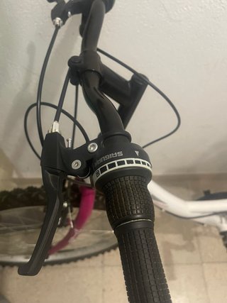 Bicicleta blanca y rosa de niños