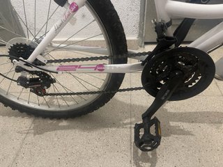 Bicicleta blanca y rosa de niños