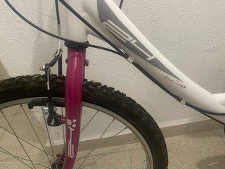 Bicicleta blanca y rosa de niños