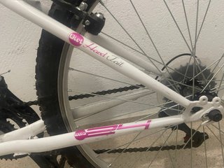 Bicicleta blanca y rosa de niños