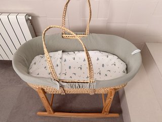 Moisés Cuna Mimbre con Soporte Madera