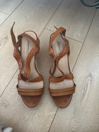 Sandalias de tacón Oysho marrón