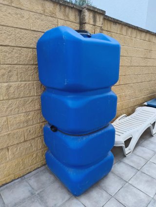 Depósito agua potable azul