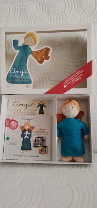 Libro y muñeca Angie