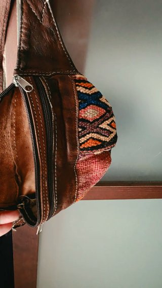 Riñonera de cuero con diseño étnico