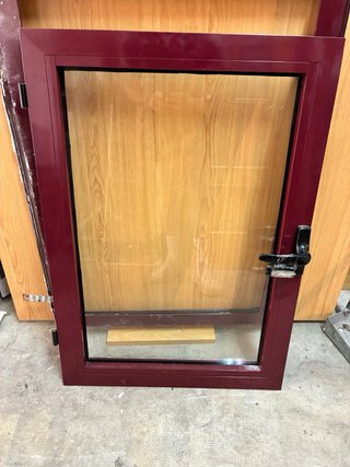 Ventana aluminio con marco burdeos.