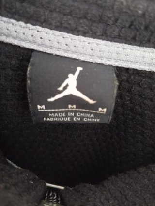 Chaqueta Jordan Negra con Cremallera