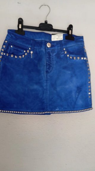 Falda vaquera azul con tachuelas