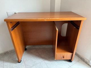 Escritorio de madera con cajón y ruedas