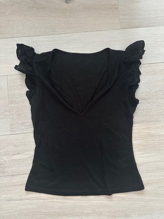 Camiseta Negra con Mangas de Puntilla