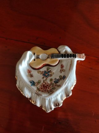 Cenicero/Platito joyero porcelana Guitarra