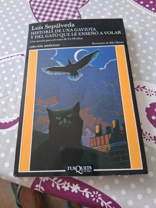 Historia de una gaviota y del gato que le enseñ...