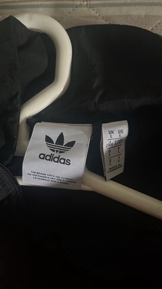 Chaqueta Adidas Negra con Detalles Rojos y Grises