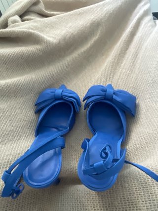 Tacones azules con lazo