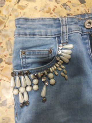 Pantalones vaqueros con abalorios
