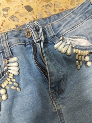 Pantalones vaqueros con abalorios
