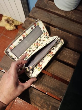 Cartera de mano con flores