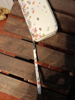 Cartera de mano con flores