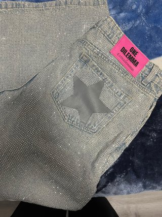 Pantalón vaquero Stradivarius con brillantes