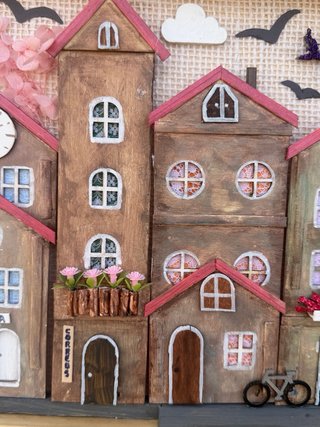 Cuadro Artesanal con casas de Madera. Cuelgallaves