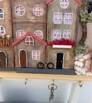 Cuadro Artesanal con casas de Madera. Cuelgallaves
