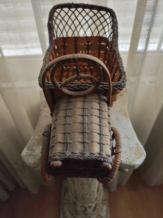 Cochecito antiguo de mimbre