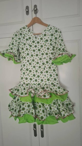 Traje de flamenca blanco y verde de niña
