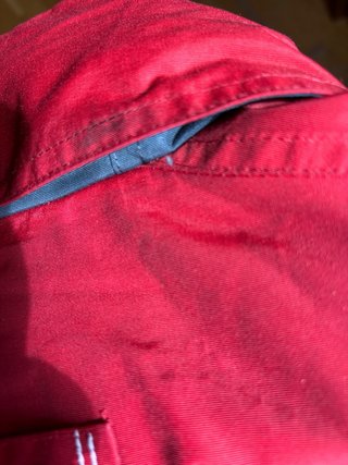 Chaqueta Tribord Roja Talla L tiene una marca negr