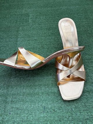 Sandalias ZARA Doradas Talla 40