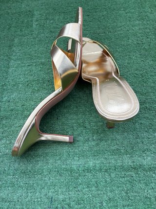 Sandalias ZARA Doradas Talla 40