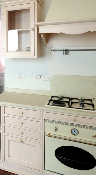 Cucina country Smeg vintage rosa e beige