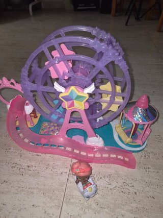 Noria y coche de juguete