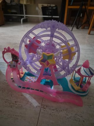 Noria y coche de juguete