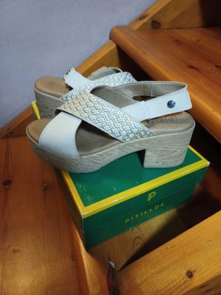 Sandalias Pitillos tacón blanco y dorado