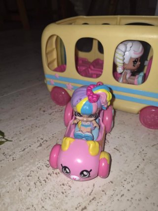 Autobús y coche con 2 muñecas