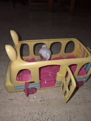 Autobús y coche con 2 muñecas