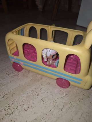 Autobús y coche con 2 muñecas