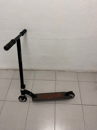 Patinete Negro con Ruedas Rojas
