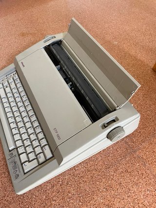 Máquina de escribir Olivetti ETP 1000