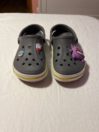 Zuecos Crocs Gris con Jibbitz