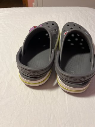 Zuecos Crocs Gris con Jibbitz