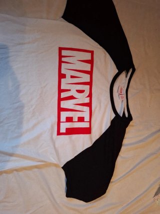 Camiseta Marvel Negra y Blanca