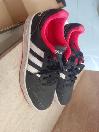 Zapatillas Adidas Negras y Rojas