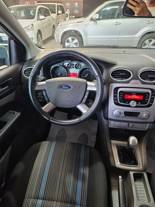 Ford Focus resstreno 1.6 gasolina,solo 31.000km